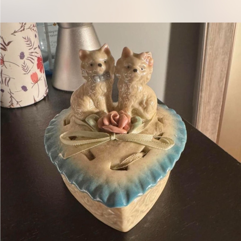 Source Unknown Heart-Shaped Cat Jewelry Organizer - Cream and Blue